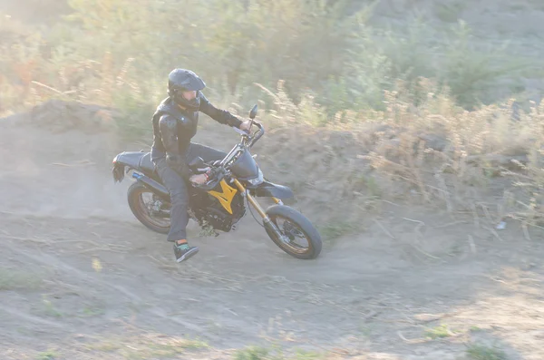 Cavaleiro em bicicleta esportiva para enduro em pista de motocross — Fotografia de Stock