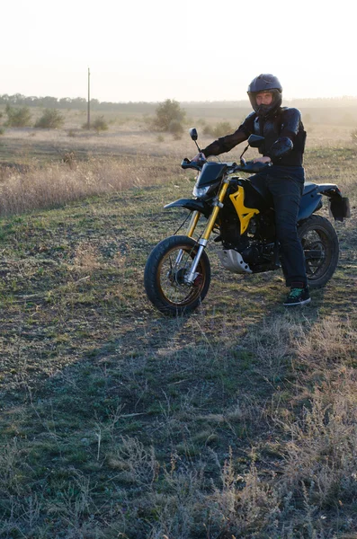 Cavaleiro em bicicleta esportiva para enduro em pista de motocross — Fotografia de Stock