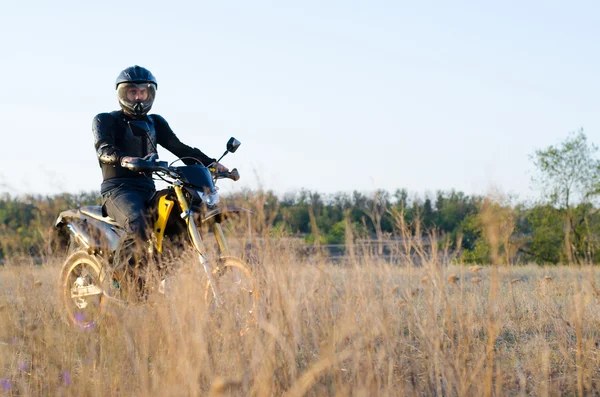 Jezdec na sport na kole pro enduro na motokrosové tratě — Stock fotografie