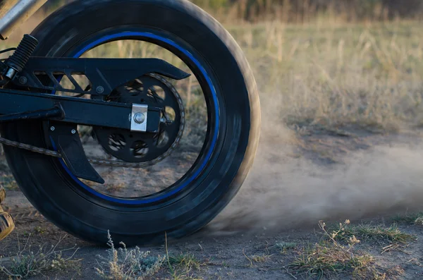 Ryttare på sport cykel för enduro på motocross spår — Stockfoto