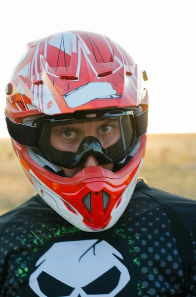 Cavaleiro em bicicleta esportiva para enduro em pista de motocross — Fotografia de Stock