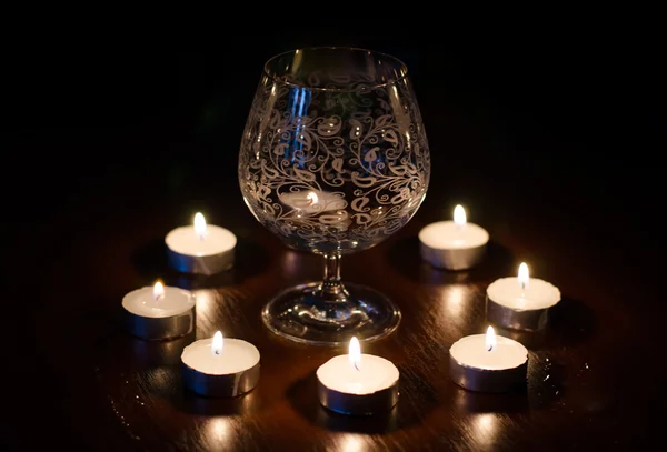 Композиция бокалов для вина и горящих свечей — стоковое фото