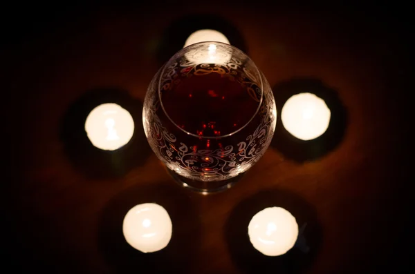 Composição dos copos de vinho e velas em chamas — Fotografia de Stock