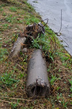 Elektrik direği kasırga sırasında düşmüş