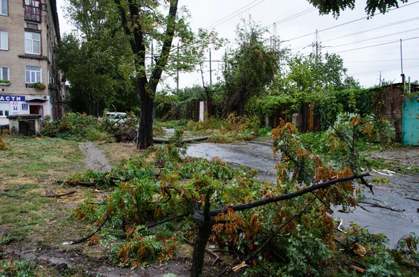 Lampadaire tombé pendant la tempête de vent — Photo