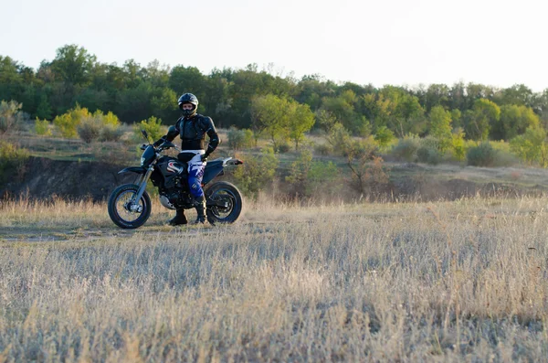 Rider op sport fiets voor enduro motocross bijhouden — Stockfoto