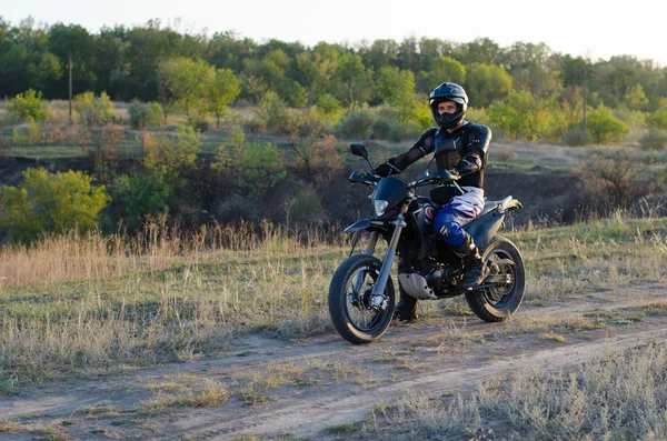 Cavaleiro em bicicleta esportiva para enduro em pista de motocross — Fotografia de Stock