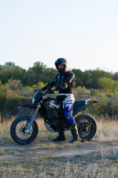 Cavaleiro em bicicleta esportiva para enduro em pista de motocross — Fotografia de Stock