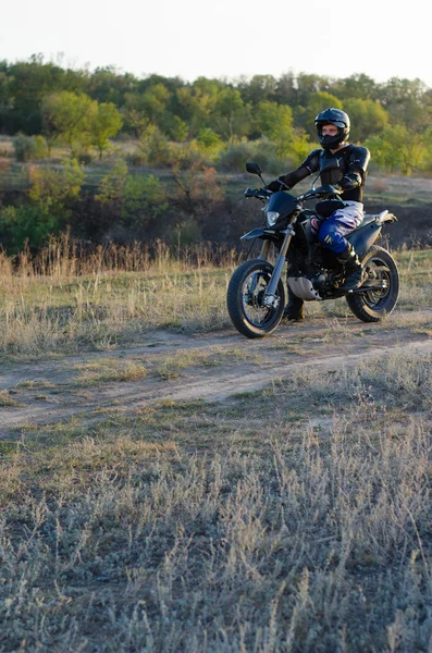 Ryttare på sport cykel för enduro på motocross spår — Stockfoto