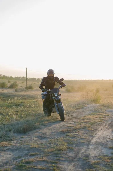 Αναβάτης με το ποδήλατό του αθλητισμού για enduro για motocross παρακολουθείτε — Φωτογραφία Αρχείου