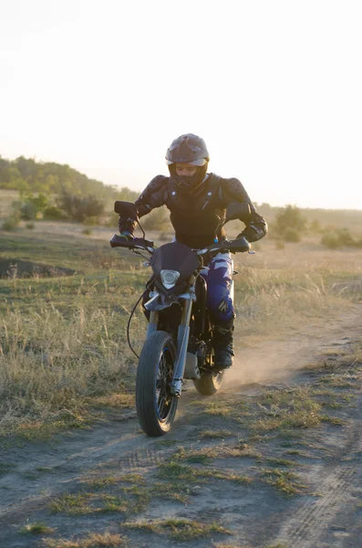 Cavaleiro em bicicleta esportiva para enduro em pista de motocross — Fotografia de Stock