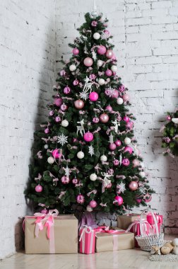 Süslü Noel ağacı ve sürü hediye