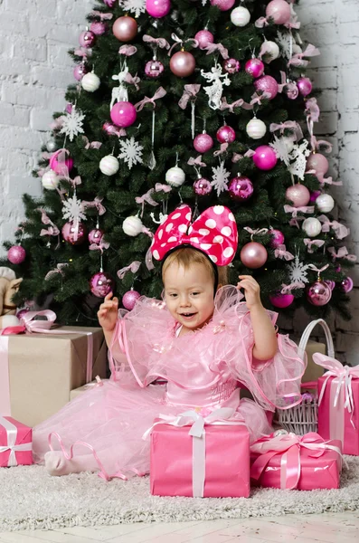 La bambina gioisce regali vicino a un albero di Natale — Foto Stock