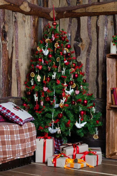 Árbol de Navidad con hermosa decoración y regalos — Foto de Stock