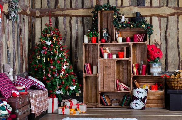 Karácsonyfa gyönyörű dekorációval és ajándékok — Stock Fotó