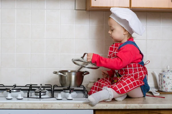 Kleine Köchin bereitet Mittagessen zu — Stockfoto