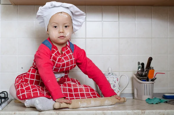 Kleines Bäckermädchen bereitet Teig zu — Stockfoto