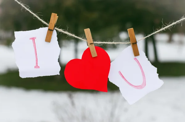 San Valentín papel corazón en una cuerda — Foto de Stock