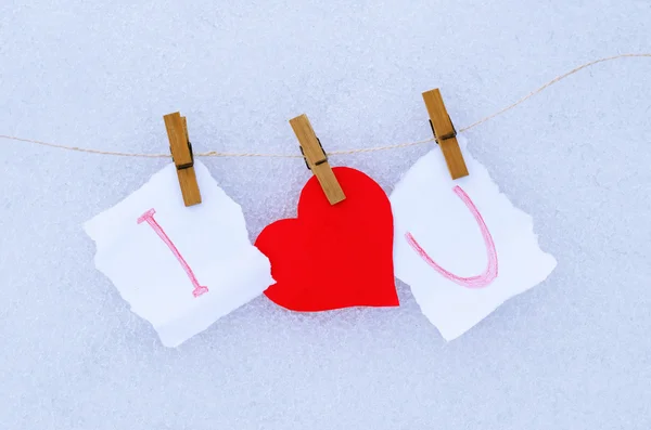 Día de San Valentín, corazones de papel en una cuerda, fondo de nieve — Foto de Stock