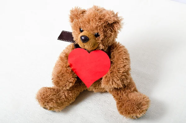 Ours en peluche Saint-Valentin avec un cœur dans les mains — Photo