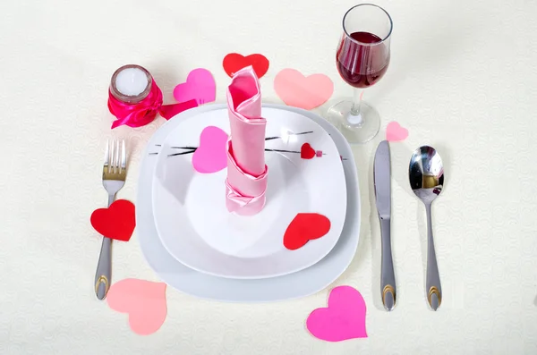 Aftelkalender voor Valentijnsdag, een feestelijke tabel instellen met papier harten — Stockfoto
