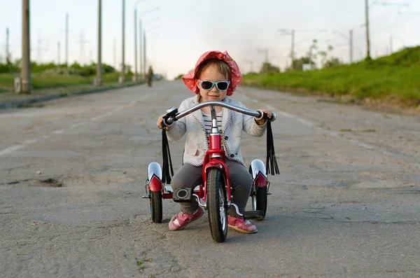 Mała dziewczynka jeździ na rowerze. — Zdjęcie stockowe