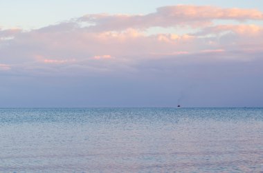 Sakin deniz, ufukta mesafe kargo gemisiyle