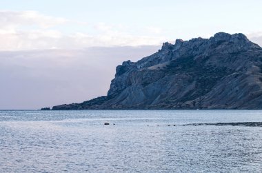 Sakin deniz ve dağ. Manzara