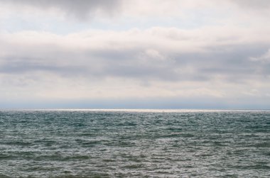 Deniz ve gökyüzü bulutlu bir günde manzara.