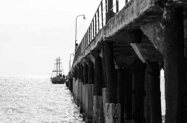 Nave a vela vicino al molo. Foto in bianco e nero . — Foto Stock