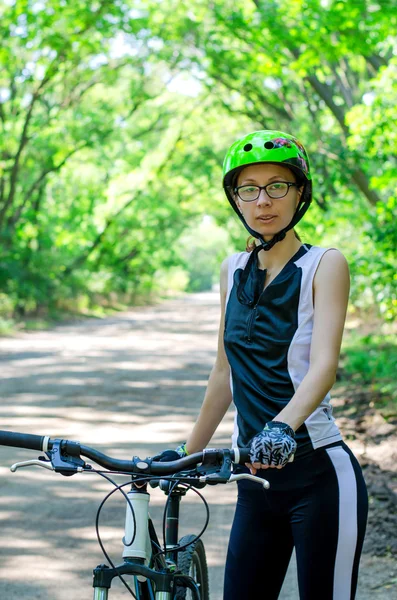 Niña delgada en un paseo en bicicleta. Primer plano . — Foto de Stock