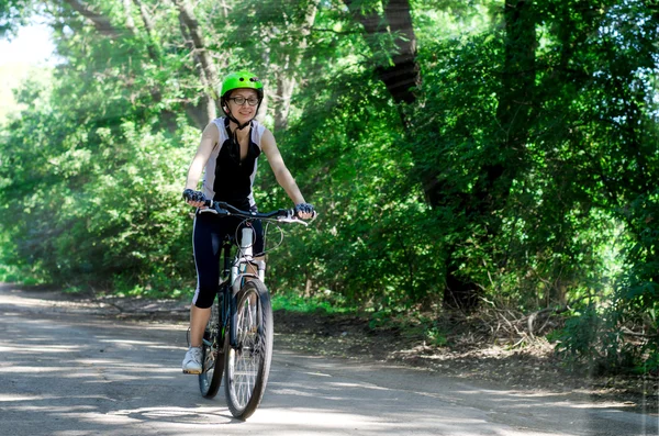 Chica de deportes montando una bicicleta . — Foto de Stock