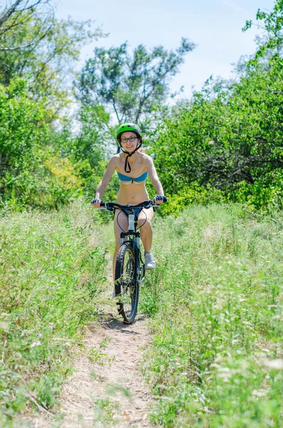 Ciclismo de verano. Dama en bicicleta . — Foto de Stock