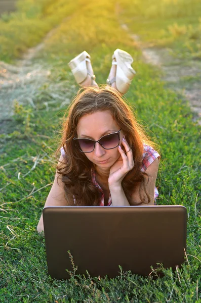 Piękna dziewczyna siedzi z laptopem — Zdjęcie stockowe