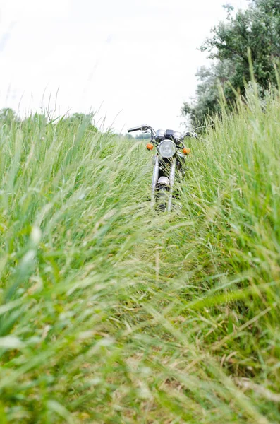 Small motorcycle in the grass — Stockfoto