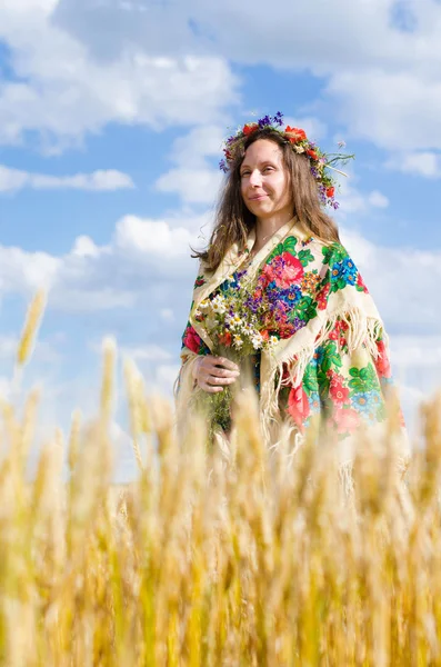 Girl with flowers in the field — Stock Photo, Image