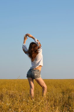 Sahadaki genç kadın.