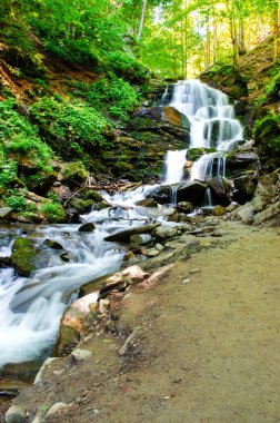 Güzel doğal şelale. Yakın çekim