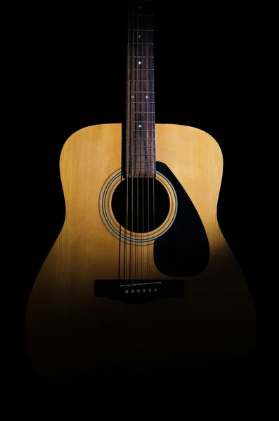 Acoustic guitar on a black background. Close-up — Stock Photo, Image