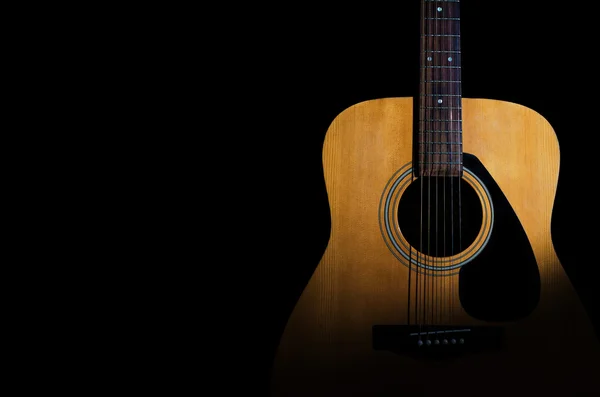 Chitarra acustica su sfondo nero. Primo piano. Contesto — Foto Stock