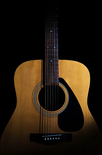 Chitarra acustica su sfondo nero. Primo piano — Foto Stock