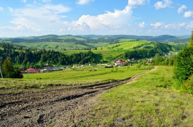 Muhteşem dağ ve orman. Küçük dağ köyü.
