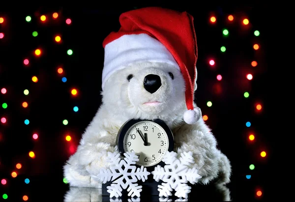 Urso de pelúcia branco de Ano Novo em um chapéu de Natal. Natal dec — Fotografia de Stock