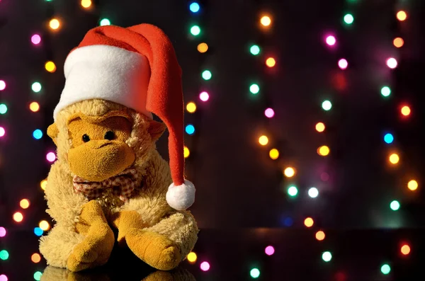 Macaco de chapéu de Natal. Decoração de Natal com ga — Fotografia de Stock