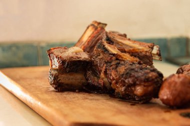 Izgarada biftek var. Arjantin yemeği. Sulu et. İnek kaburgaları.