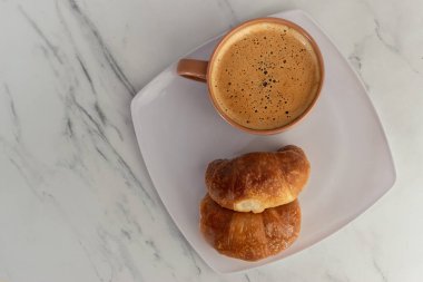 Kahvaltı için iki tatlı kruvasanla kahve.