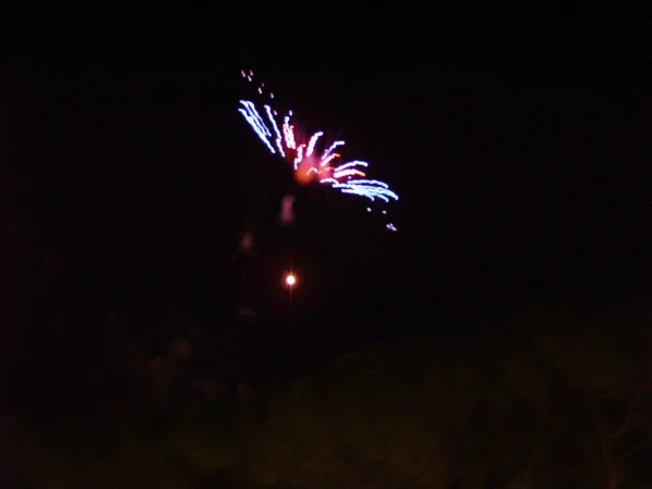Ohňostroje hoří fuochi d 'artificio giochi pirotecnici — Stock fotografie