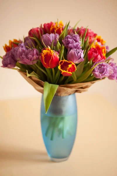 Όμορφο μπουκέτο με τουλίπες λουλούδια στο τραπέζι σε ένα βάζο — Φωτογραφία Αρχείου