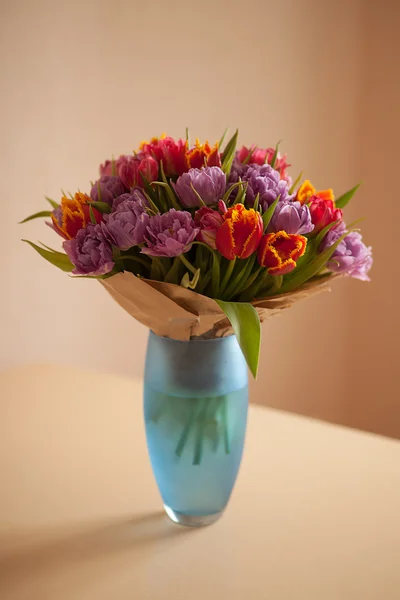 Όμορφο μπουκέτο με τουλίπες λουλούδια στο τραπέζι σε ένα βάζο — Φωτογραφία Αρχείου