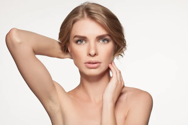 Retrato de mulher bonita olhando para a câmera. Menina da beleza. Isolado sobre fundo branco — Fotografia de Stock